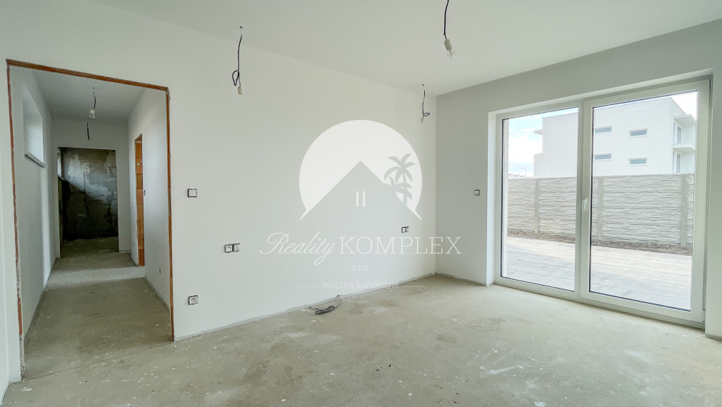 Reality KOMPLEX s.r.o., Vám ponúka na predaj nový, moderný 4-izbový rodinný dom s možnosťou individuálneho prispôsobenia podľa vášho vkusu.