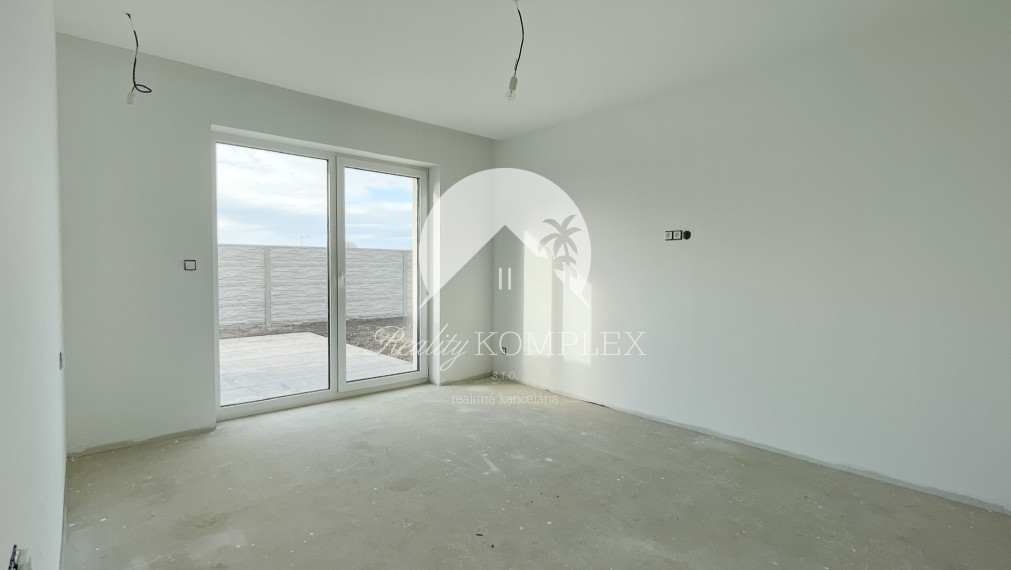 Reality KOMPLEX s.r.o., Vám ponúka na predaj nový, moderný 4-izbový rodinný dom s možnosťou individuálneho prispôsobenia podľa vášho vkusu.