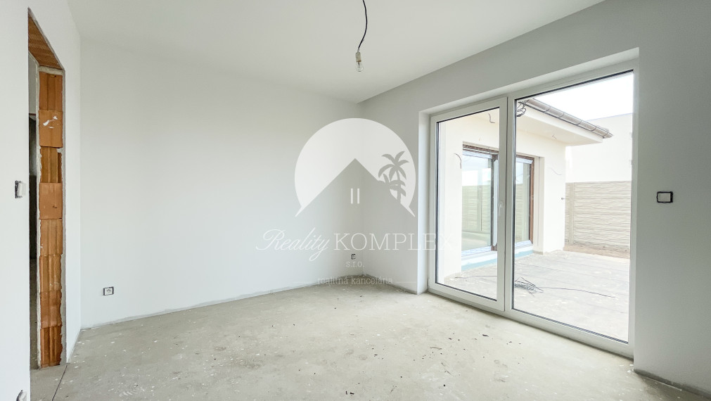 Reality KOMPLEX s.r.o., Vám ponúka na predaj nový, moderný 4-izbový rodinný dom s možnosťou individuálneho prispôsobenia podľa vášho vkusu.