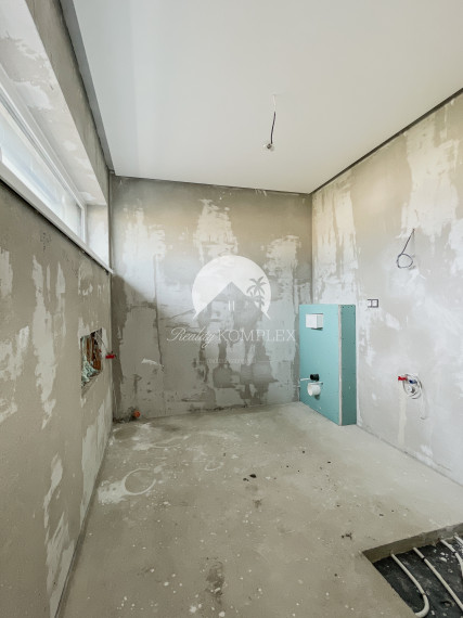 Reality KOMPLEX s.r.o., Vám ponúka na predaj nový, moderný 4-izbový rodinný dom s možnosťou individuálneho prispôsobenia podľa vášho vkusu.