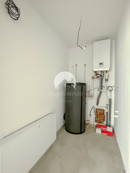 Reality KOMPLEX s.r.o., Vám ponúka na predaj nový, moderný 4-izbový rodinný dom s možnosťou individuálneho prispôsobenia podľa vášho vkusu.