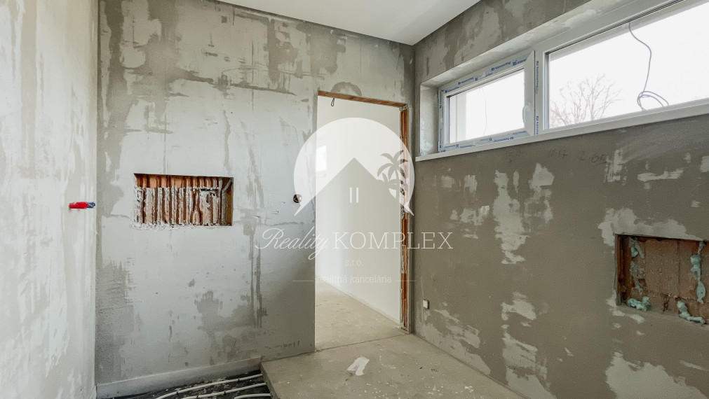 Reality KOMPLEX s.r.o., Vám ponúka na predaj nový, moderný 4-izbový rodinný dom s možnosťou individuálneho prispôsobenia podľa vášho vkusu.