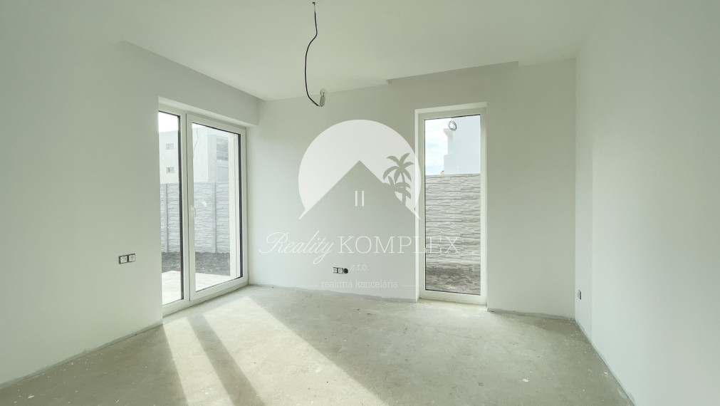 Reality KOMPLEX s.r.o., Vám ponúka na predaj nový, moderný 4-izbový rodinný dom s možnosťou individuálneho prispôsobenia podľa vášho vkusu.