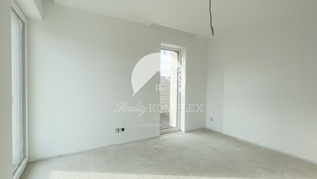 Reality KOMPLEX s.r.o., Vám ponúka na predaj nový, moderný 4-izbový rodinný dom s možnosťou individuálneho prispôsobenia podľa vášho vkusu.