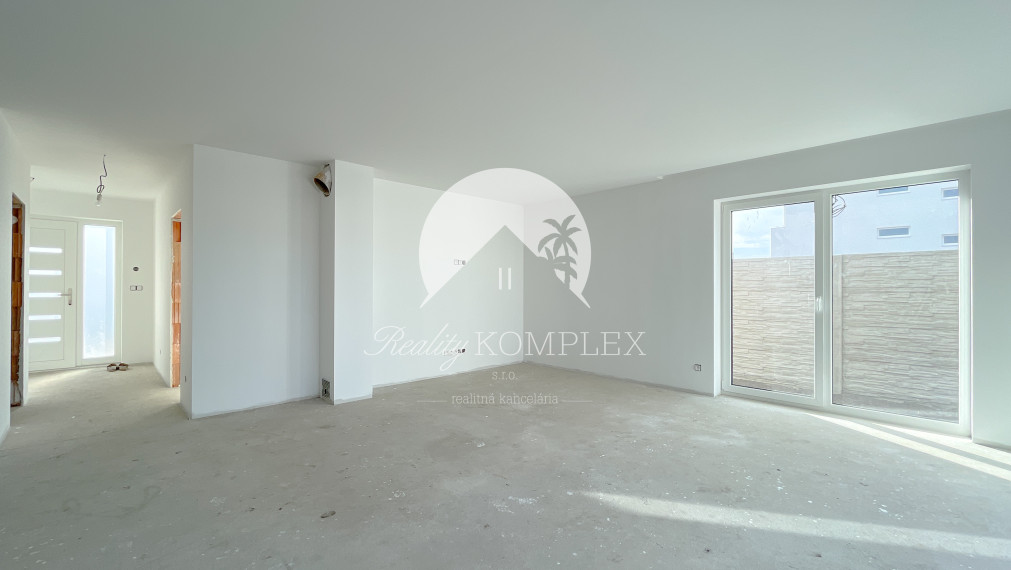 Reality KOMPLEX s.r.o., Vám ponúka na predaj nový, moderný 4-izbový rodinný dom s možnosťou individuálneho prispôsobenia podľa vášho vkusu.