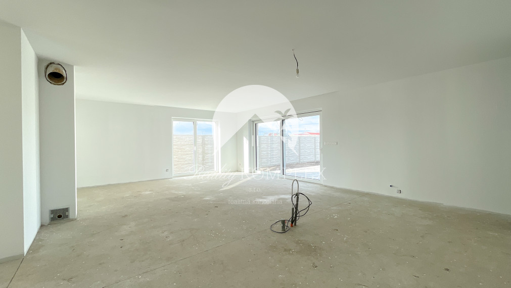 Reality KOMPLEX s.r.o., Vám ponúka na predaj nový, moderný 4-izbový rodinný dom s možnosťou individuálneho prispôsobenia podľa vášho vkusu.