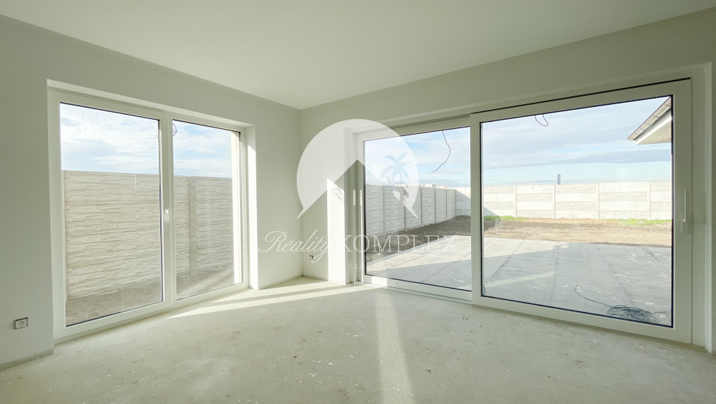 Reality KOMPLEX s.r.o., Vám ponúka na predaj nový, moderný 4-izbový rodinný dom s možnosťou individuálneho prispôsobenia podľa vášho vkusu.