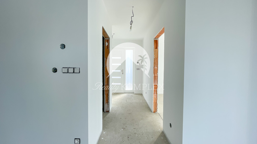 Reality KOMPLEX s.r.o., Vám ponúka na predaj nový, moderný 4-izbový rodinný dom s možnosťou individuálneho prispôsobenia podľa vášho vkusu.