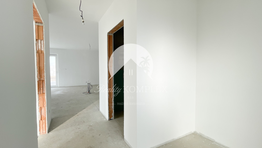 Reality KOMPLEX s.r.o., Vám ponúka na predaj nový, moderný 4-izbový rodinný dom s možnosťou individuálneho prispôsobenia podľa vášho vkusu.