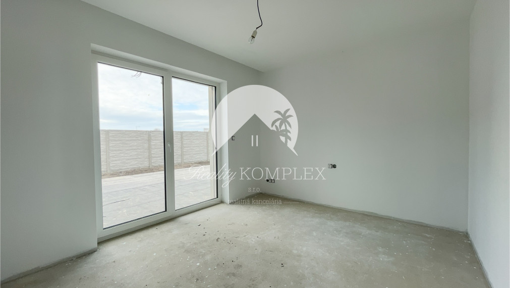 Reality KOMPLEX s.r.o., Vám ponúka na predaj nový, moderný 4-izbový rodinný dom s možnosťou individuálneho prispôsobenia podľa vášho vkusu.