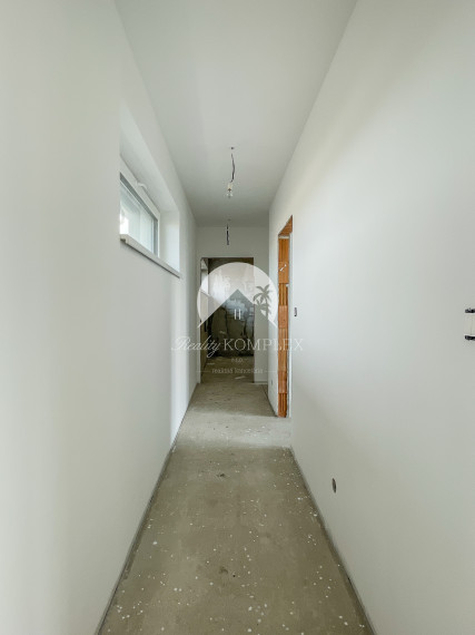 Reality KOMPLEX s.r.o., Vám ponúka na predaj nový, moderný 4-izbový rodinný dom s možnosťou individuálneho prispôsobenia podľa vášho vkusu.