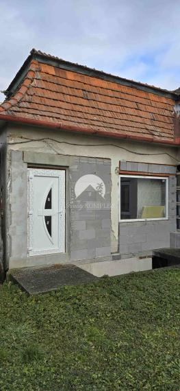 Exkluzívan csak nálunk! A Reality KOMPLEX s.r.o. eladásra kínál egy családi házat Gútán (Kolárovo).