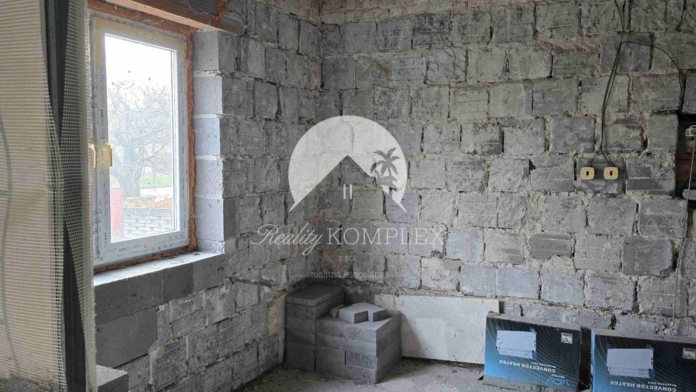 Exkluzívan csak nálunk! A Reality KOMPLEX s.r.o. eladásra kínál egy családi házat Gútán (Kolárovo).