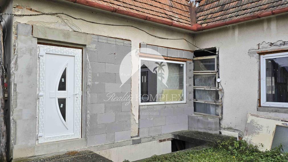 Exkluzívan csak nálunk! A Reality KOMPLEX s.r.o. eladásra kínál egy családi házat Gútán (Kolárovo).