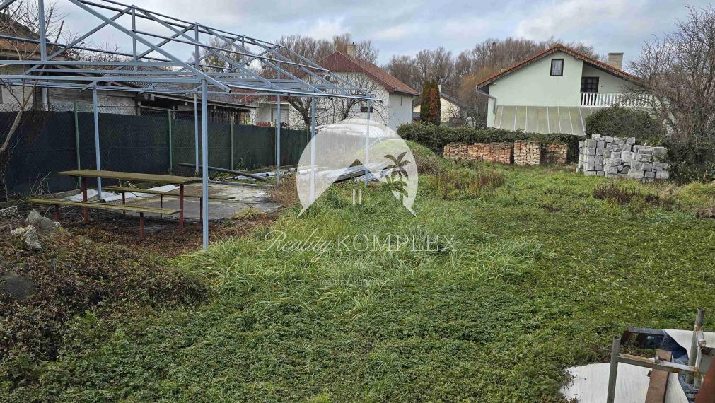 Exkluzívan csak nálunk! A Reality KOMPLEX s.r.o. eladásra kínál egy családi házat Gútán (Kolárovo).