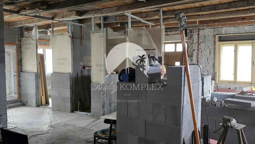 Exkluzívan csak nálunk! A Reality KOMPLEX s.r.o. eladásra kínál egy családi házat Gútán (Kolárovo).