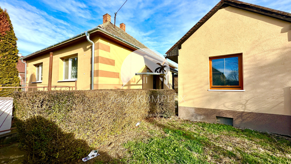 Reality KOMPLEX s.r.o. Vám ponúka EXKLUZÍVNE na predaj 3-izbovy rodinný dom s veľkým pozemkom v obci Baloň!