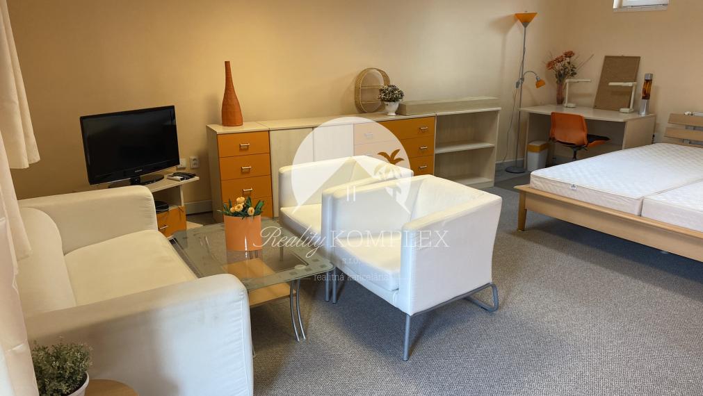 Exkluzívne iba u nás Vám Reality KOMPLEX s.r.o., ponúka na prenájom  priestranný 1 izbový byt v centre Komárna.