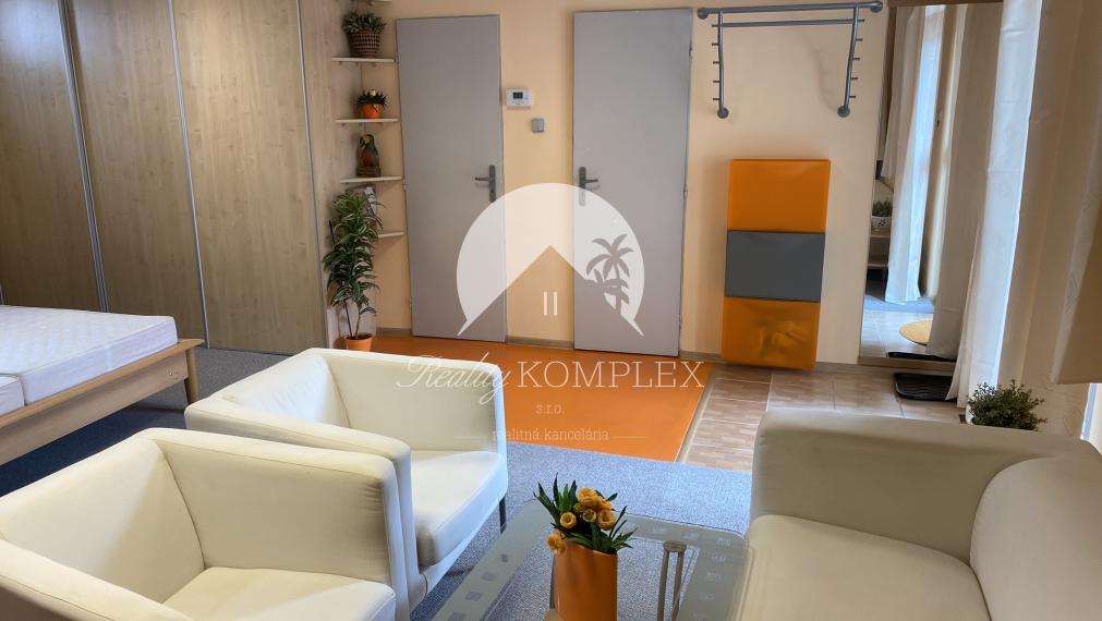 Exkluzívne iba u nás Vám Reality KOMPLEX s.r.o., ponúka na prenájom  priestranný 1 izbový byt v centre Komárna.