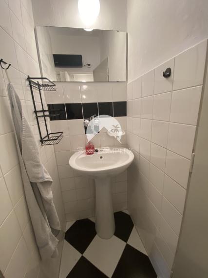 Exkluzívne iba u nás Vám Reality KOMPLEX s.r.o., ponúka na prenájom  priestranný 1 izbový byt v centre Komárna.