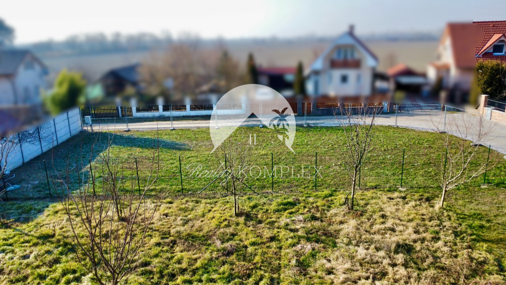 Reality KOMPLEX s.r.o. Vám ponuka NA PREDAJ jedinečný pozemok v obci Ohrady.