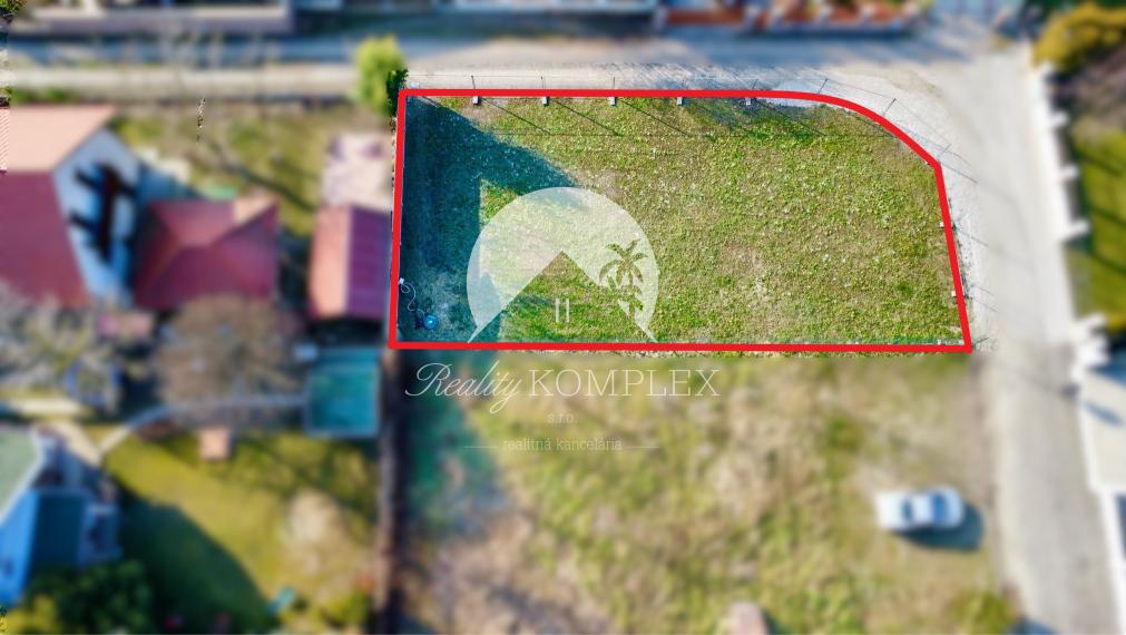 Reality KOMPLEX s.r.o. Vám ponuka NA PREDAJ jedinečný pozemok v obci Ohrady.