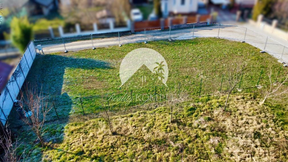 Reality KOMPLEX s.r.o. Vám ponuka NA PREDAJ jedinečný pozemok v obci Ohrady.