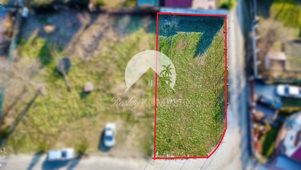Reality KOMPLEX s.r.o. Vám ponuka NA PREDAJ jedinečný pozemok v obci Ohrady.