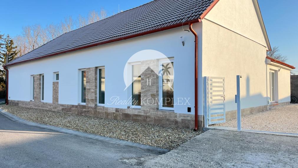 Reality KOMPLEX s.r.o. Vám ponúka  na predaj budovu na BÝVANIE aj PODNIKANIE v Novej Stráži