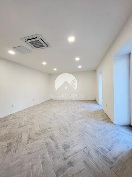 Reality KOMPLEX s.r.o. Vám ponúka  na predaj budovu na BÝVANIE aj PODNIKANIE v Novej Stráži