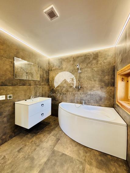 Exkluzívne iba u nás Vám Reality KOMPLEX s.r.o., ponúka na predaj rekreačnú chatu v meste Kolárovo !