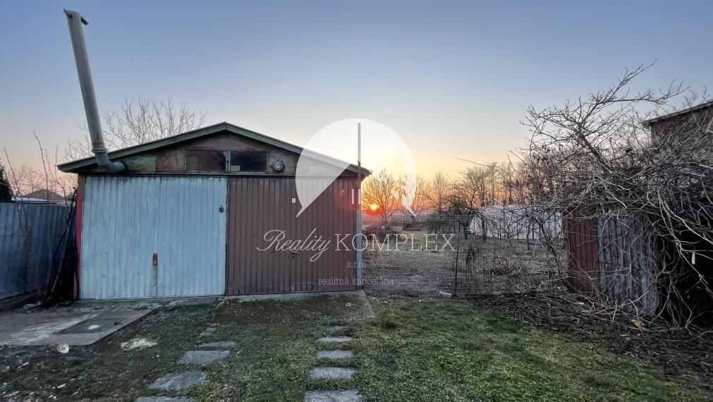 Reality KOMPLEX s.r.o. Vám ponúka rodinný dom s veľkým pozemkom v obci Vrakúň