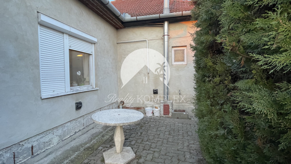 Reality KOMPLEX s.r.o. Vám ponúka rodinný dom s veľkým pozemkom v obci Vrakúň