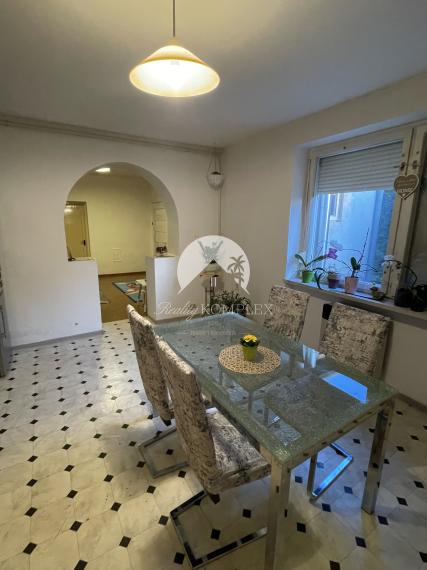 Reality KOMPLEX s.r.o. Vám ponúka rodinný dom s veľkým pozemkom v obci Vrakúň