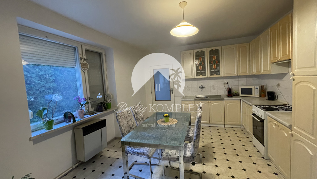 Reality KOMPLEX s.r.o. Vám ponúka rodinný dom s veľkým pozemkom v obci Vrakúň