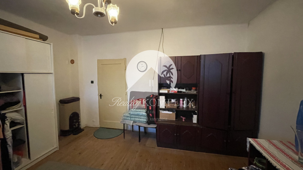 Reality KOMPLEX s.r.o. Vám ponúka rodinný dom s veľkým pozemkom v obci Vrakúň