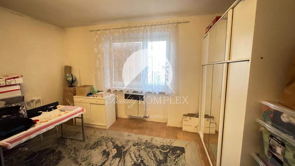 Reality KOMPLEX s.r.o. Vám ponúka rodinný dom s veľkým pozemkom v obci Vrakúň