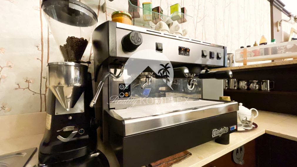 Reality KOMPLEX s.r.o Vám ponúka  ponúkame NA PREDAJ odstúpenie prevádzky, kompletne zariadenú kaviareň v Dunajskej Strede