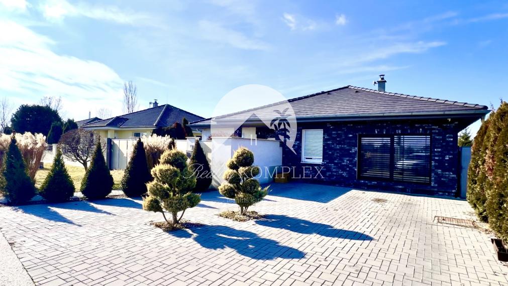 Reality KOMPLEX s.r.o. ponúka na PREDAJ priestrannú, moderne zariadenú NOVOSTAVBU v obci Veľké Dvorníky