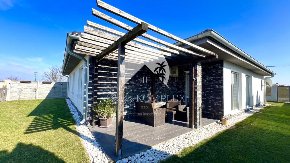 Reality KOMPLEX s.r.o. ponúka na PREDAJ priestrannú, moderne zariadenú NOVOSTAVBU v obci Veľké Dvorníky