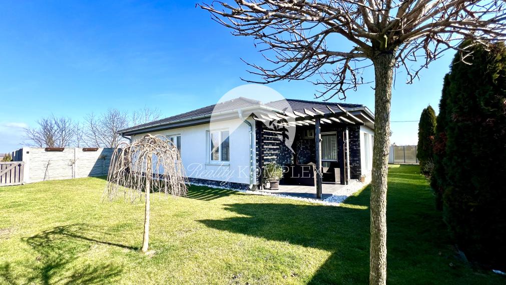 Reality KOMPLEX s.r.o. ponúka na PREDAJ priestrannú, moderne zariadenú NOVOSTAVBU v obci Veľké Dvorníky