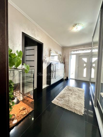 Reality KOMPLEX s.r.o. ponúka na PREDAJ priestrannú, moderne zariadenú NOVOSTAVBU v obci Veľké Dvorníky