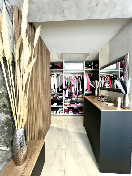 Reality KOMPLEX s.r.o. ponúka na PREDAJ priestrannú, moderne zariadenú NOVOSTAVBU v obci Veľké Dvorníky