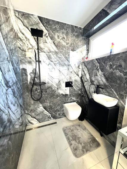 Reality KOMPLEX s.r.o. ponúka na PREDAJ priestrannú, moderne zariadenú NOVOSTAVBU v obci Veľké Dvorníky