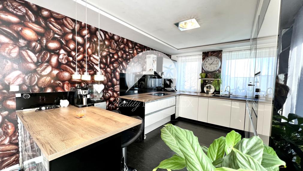 Reality KOMPLEX s.r.o. ponúka na PREDAJ priestrannú, moderne zariadenú NOVOSTAVBU v obci Veľké Dvorníky