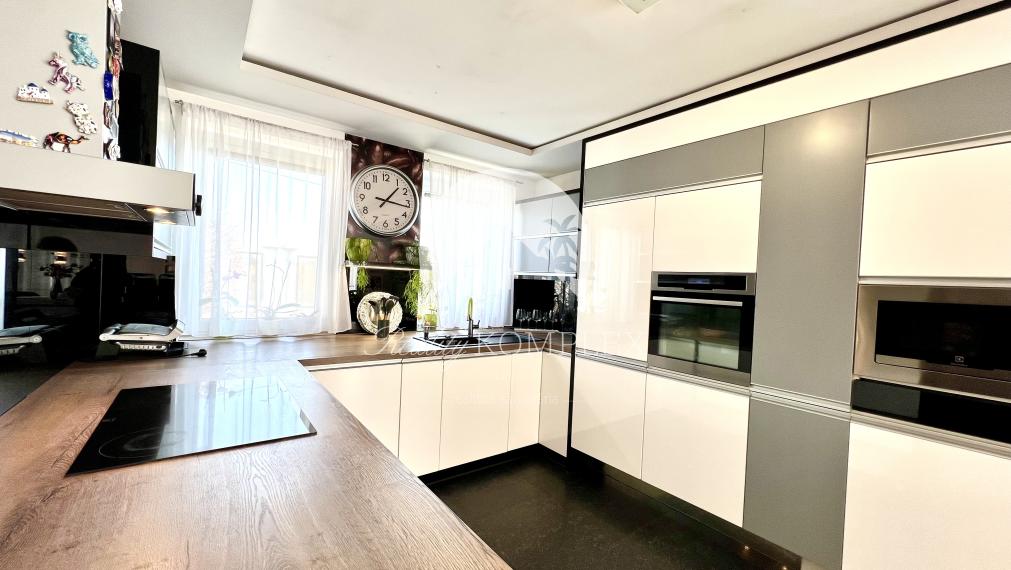 Reality KOMPLEX s.r.o. ponúka na PREDAJ priestrannú, moderne zariadenú NOVOSTAVBU v obci Veľké Dvorníky