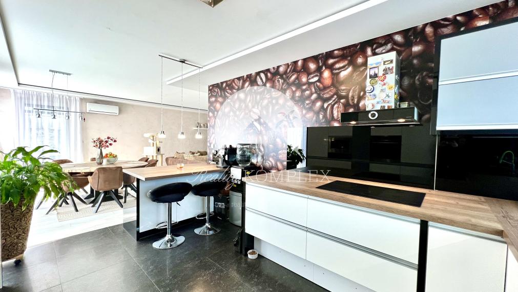 Reality KOMPLEX s.r.o. ponúka na PREDAJ priestrannú, moderne zariadenú NOVOSTAVBU v obci Veľké Dvorníky