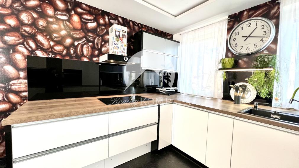 Reality KOMPLEX s.r.o. ponúka na PREDAJ priestrannú, moderne zariadenú NOVOSTAVBU v obci Veľké Dvorníky