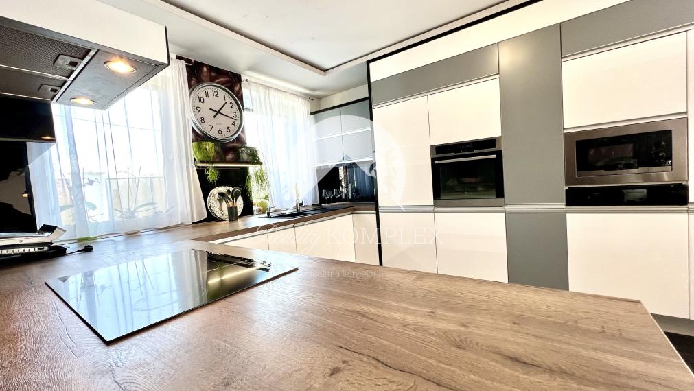 Reality KOMPLEX s.r.o. ponúka na PREDAJ priestrannú, moderne zariadenú NOVOSTAVBU v obci Veľké Dvorníky