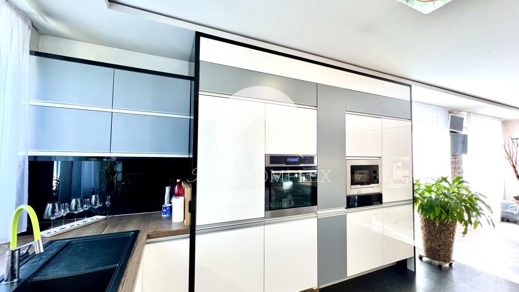 Reality KOMPLEX s.r.o. ponúka na PREDAJ priestrannú, moderne zariadenú NOVOSTAVBU v obci Veľké Dvorníky